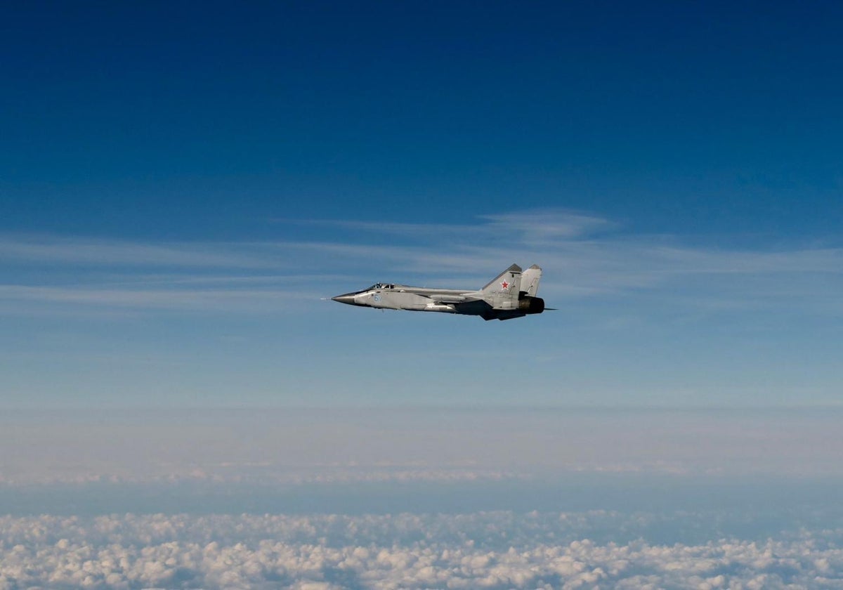 Avión de combate ruso MiG-31 sobrevolando el mar Báltico tras violar el espacio aéreo estonio la semana pasada