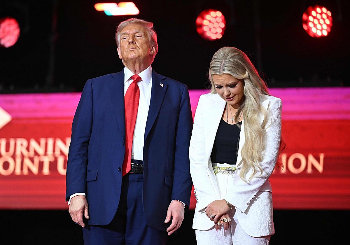 El presidente Trump, junto a Erika, viuda de Charlie Kirk, durante el funeral celebrado este domingo