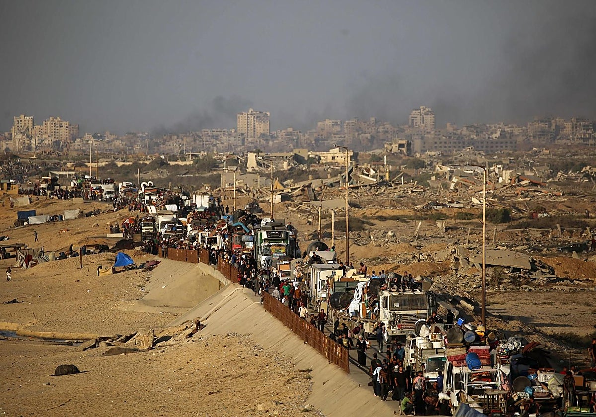 Acarreando sus escasas pertenencias, los gazatíes se dirigen al sur de la Franja para escapar de los bombardeos israelíes