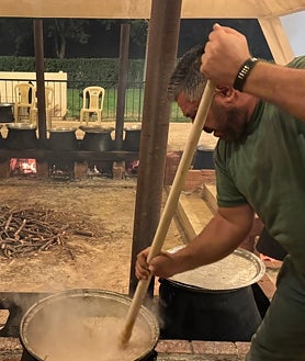 Imagen secundaria 2 - Arriba, bendición de las ovejas que serán sacrificadas para preparar el plato tradicional 'hrisseh'; debajo, a la izquierda, los asistentes bailan como hicieron sus antepasados luchando contra el frío durante su huida; a la derecha, la 'hrisseh' se prepara toda la noche para unas 2.800 personas
