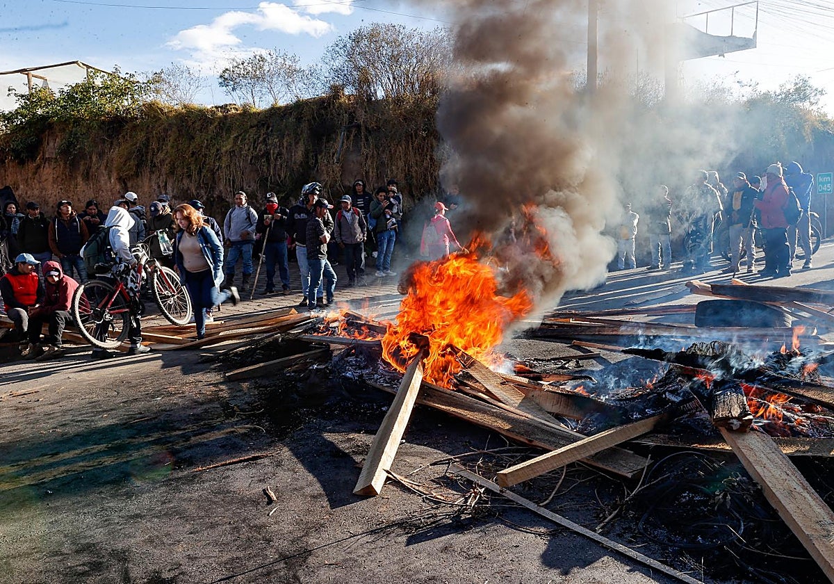 Manifestantes provocan bloqueos en Tabacundo en protesta por la retirada de subsidios al diésel decretada por Noboa