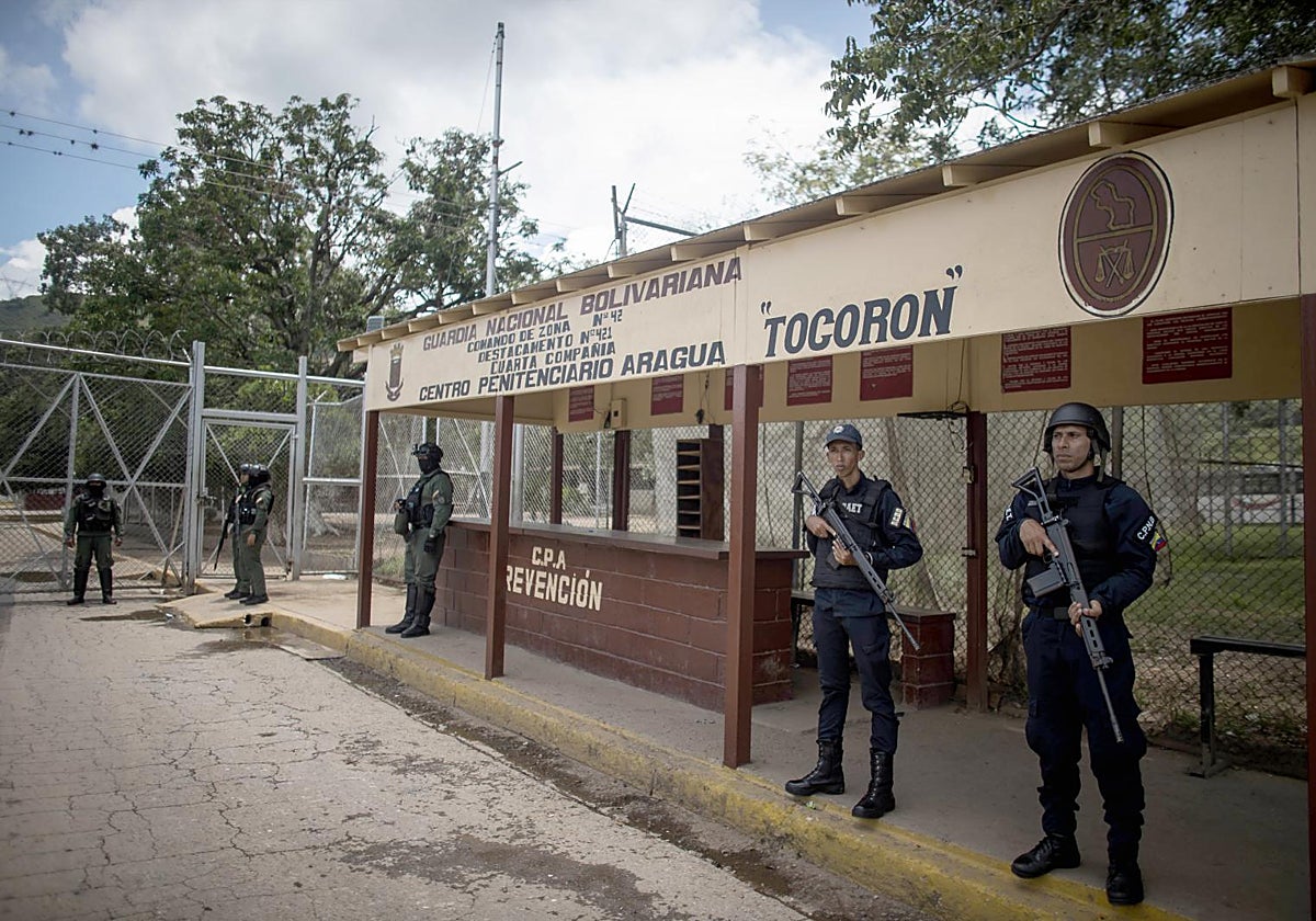 Militares en la entrada del centro penitenciario Tocorón, en Venezuela, una de las cárceles que alberga presos políticos
