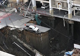 Una calle de Bangkok se derrumba por la fuga de una tubería y provoca un enorme socavón que obliga a desalojar un hospital y sus inmediaciones
