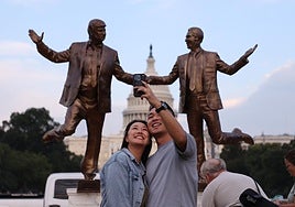 'Mejores amigos para siempre': colocan una estatua de Trump y Epstein dándose la mano frente al Capitolio