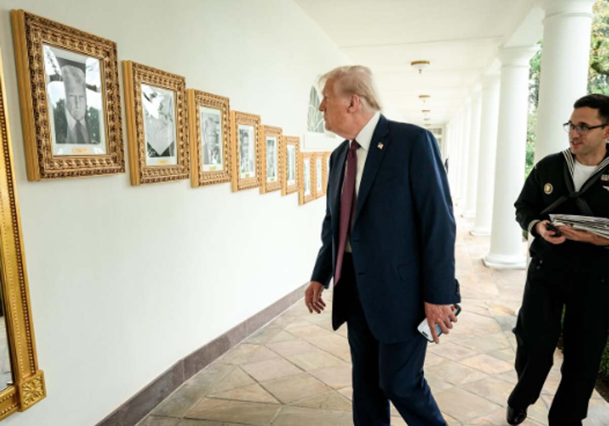 Trump mira la firma con 'autopen' de Biden