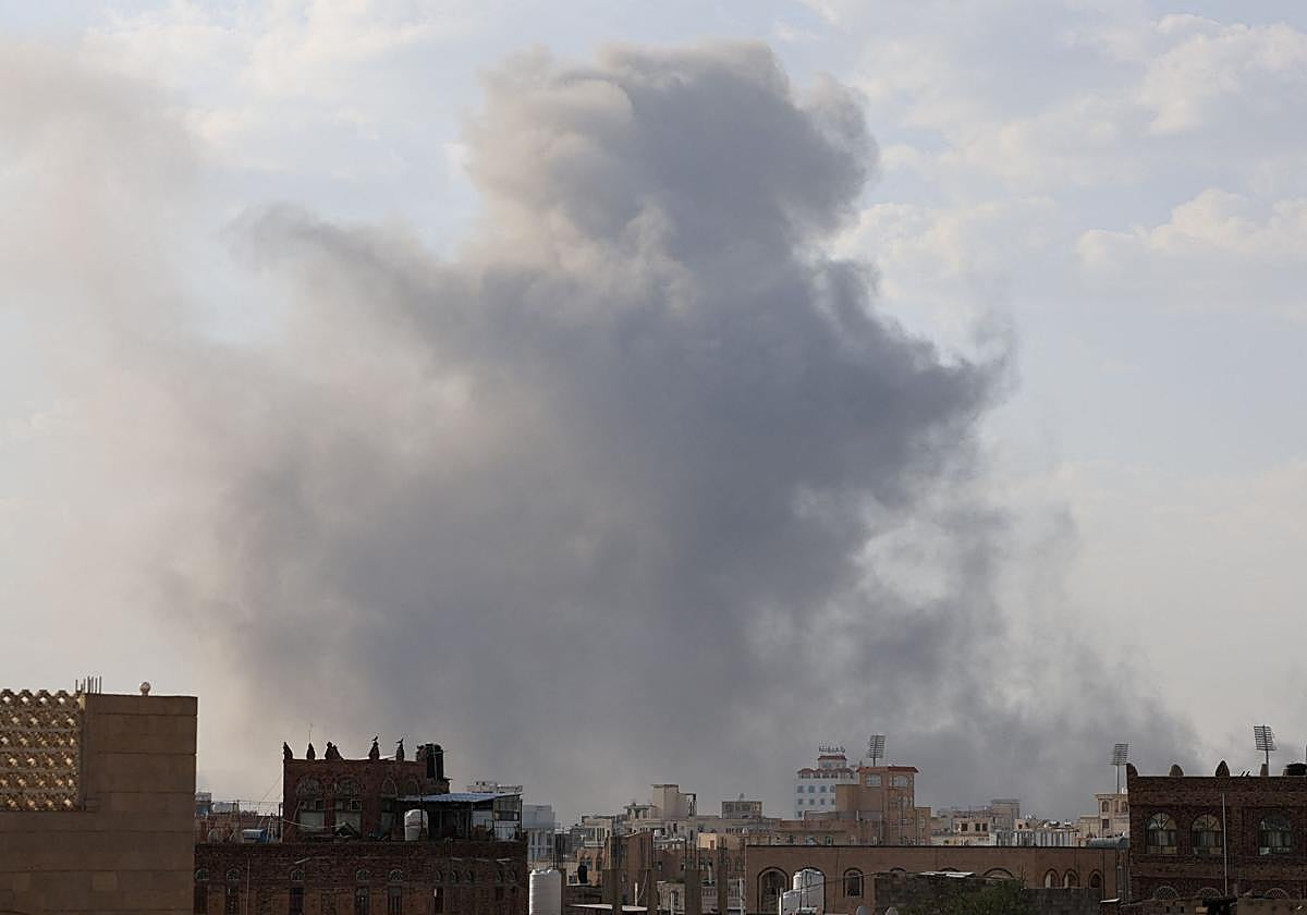 Columnas de humo se aprecian en Saná (Yemen), tras la ofensiva israelí contra objetivos «terroristas»