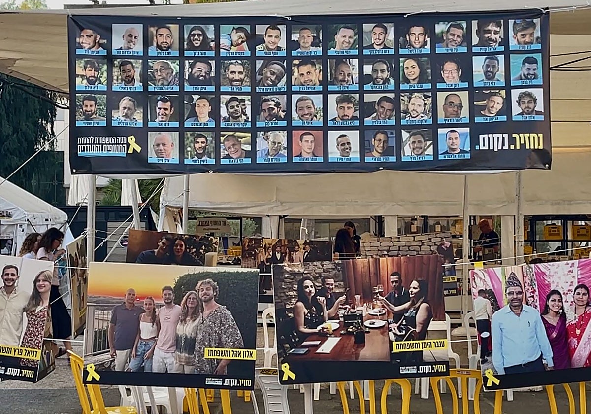 La Plaza de los Rehenes de Tel Aviv recuerda a los 48 que siguen secuestrados por Hamás en Gaza, de los que solo 20 están vivos