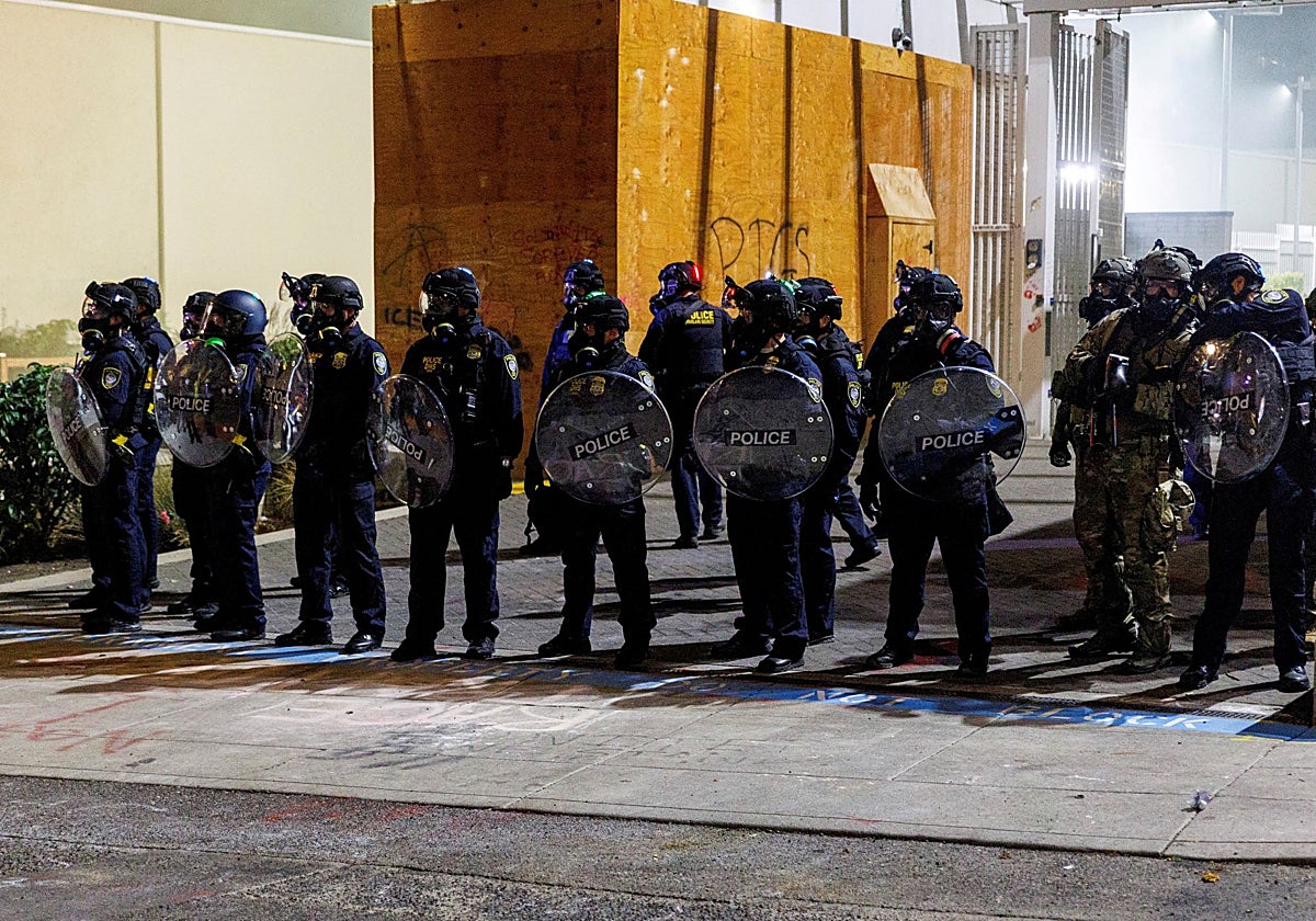 Agentes de ICE hacen guardia durante una protesta contra las políticas de inmigración de la administración del presidente estadounidense Donald Trump