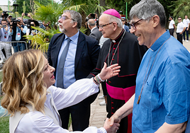 Un sacerdote recibe una bala dentro de un pañuelo en plena misa en Nápoles