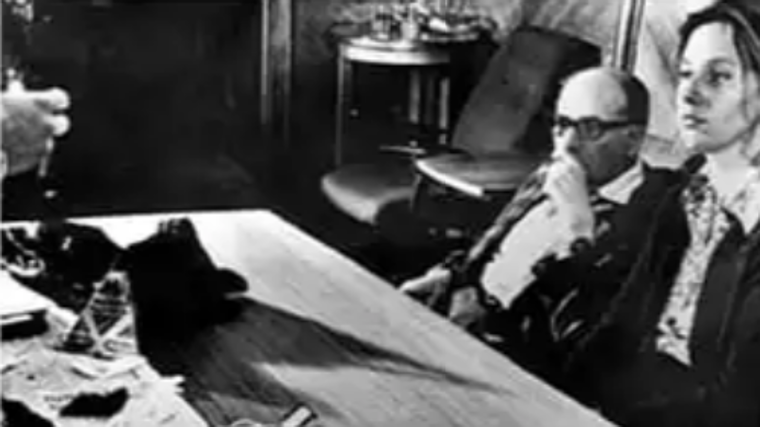 Fotografía de Martha Peterson siendo interrogada por la KGB tras su captura. A su derecha está el embajador de EE.UU.