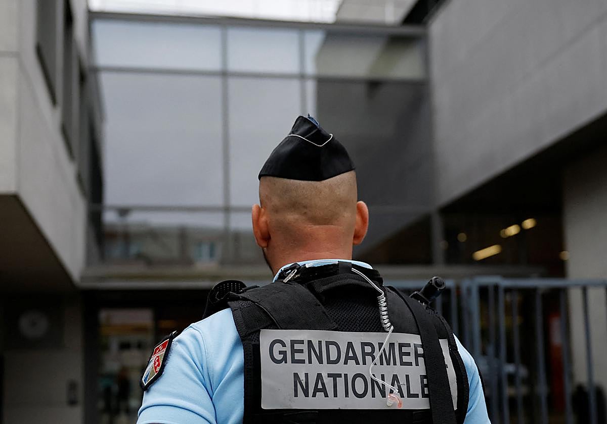 Un agente de Policía en el instituto donde sucedieron los hechos.
