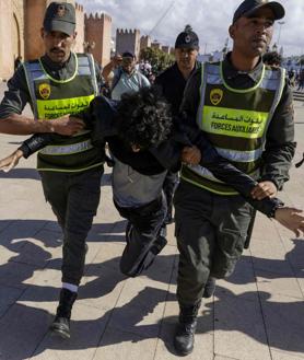 Imagen secundaria 2 - Imágenes de las detenciones en las manifestaciones de Rabat