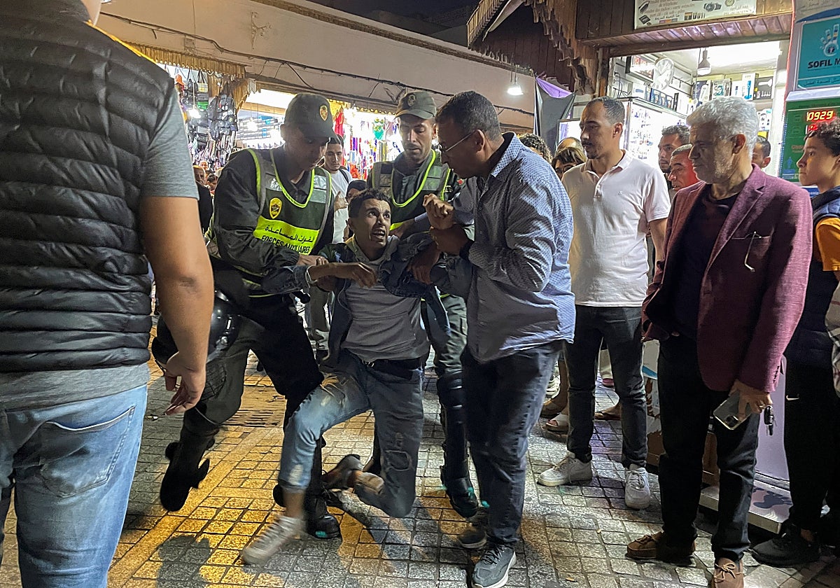 Un joven es detenido en medio de las protestas en Rabat