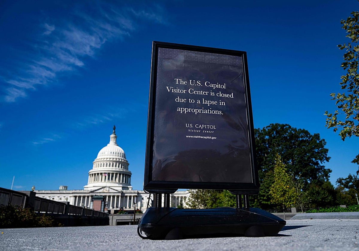 Un cartel avisa del cierre del centro de visitantes del Capitolio, en Washington
