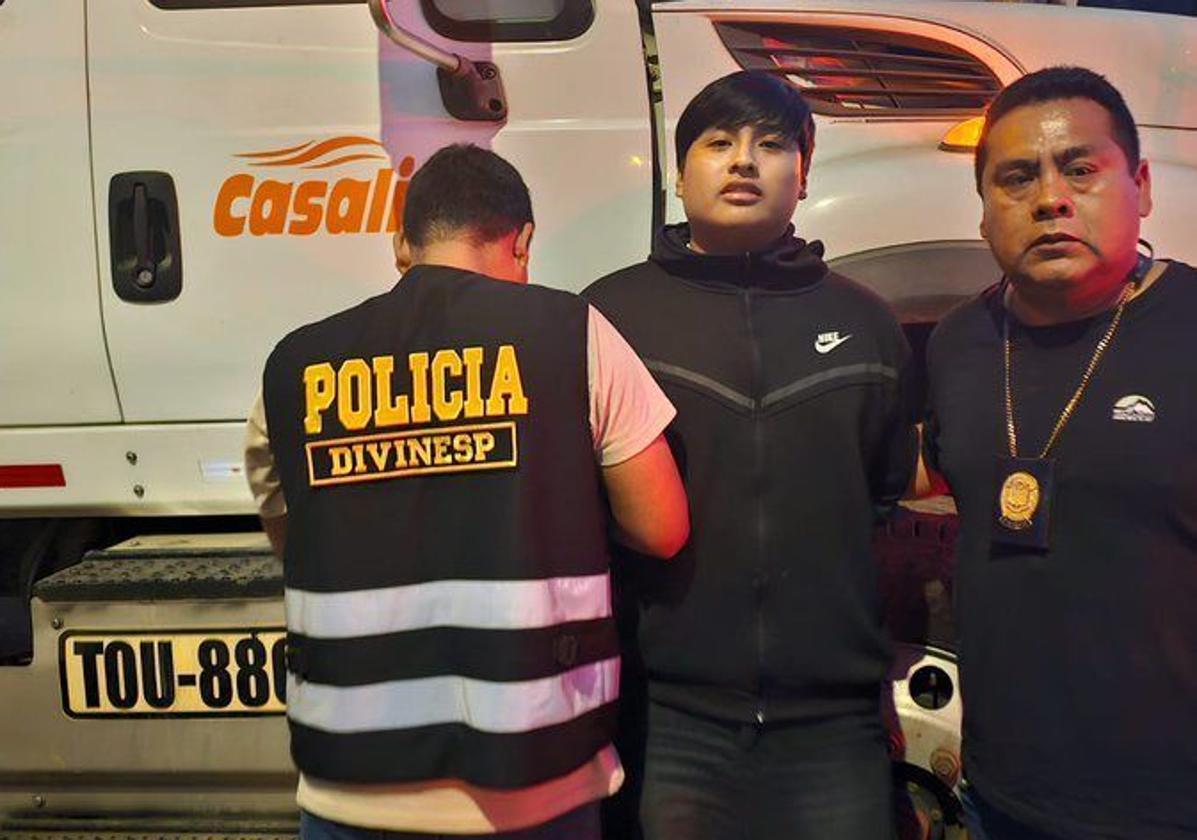 Agentes de la Policía Nacional del Perú junto al presunto feminicida