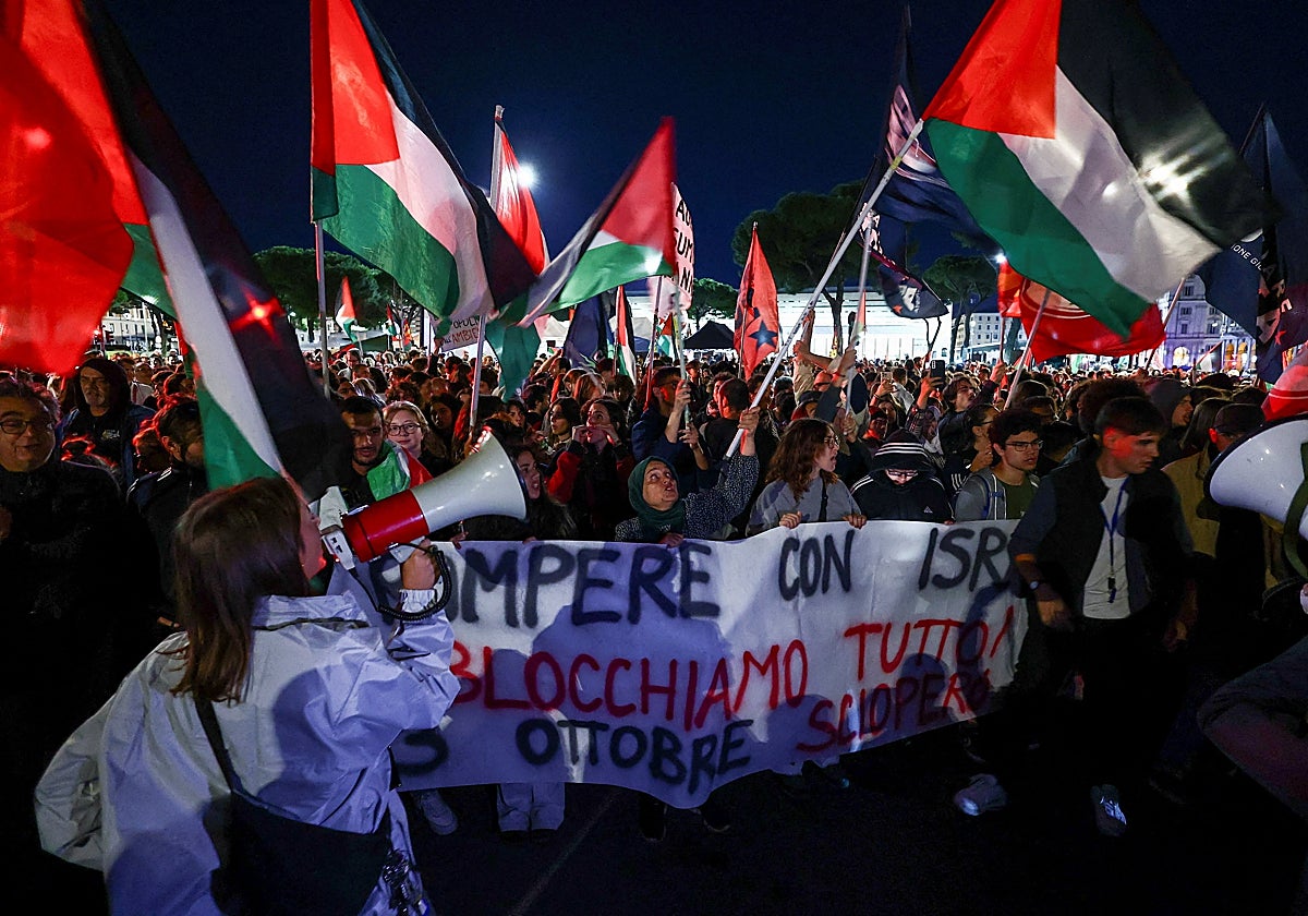 Protestas en el centro de Roma bajo el lema "Blocchiamo Tutto" (Bloqueemos todo)
