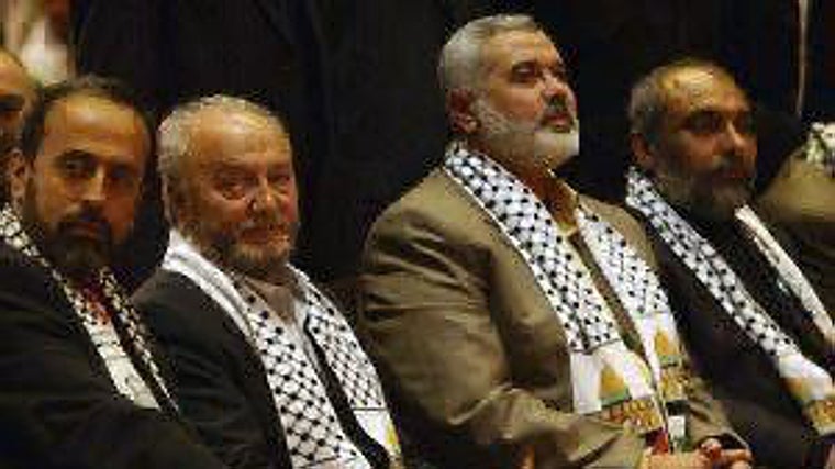 Zaher Birawi (primero a la izq.) junto con el ya fallecido líder de Hamás, Ismail Haniyeh (tercero a la izq.)
