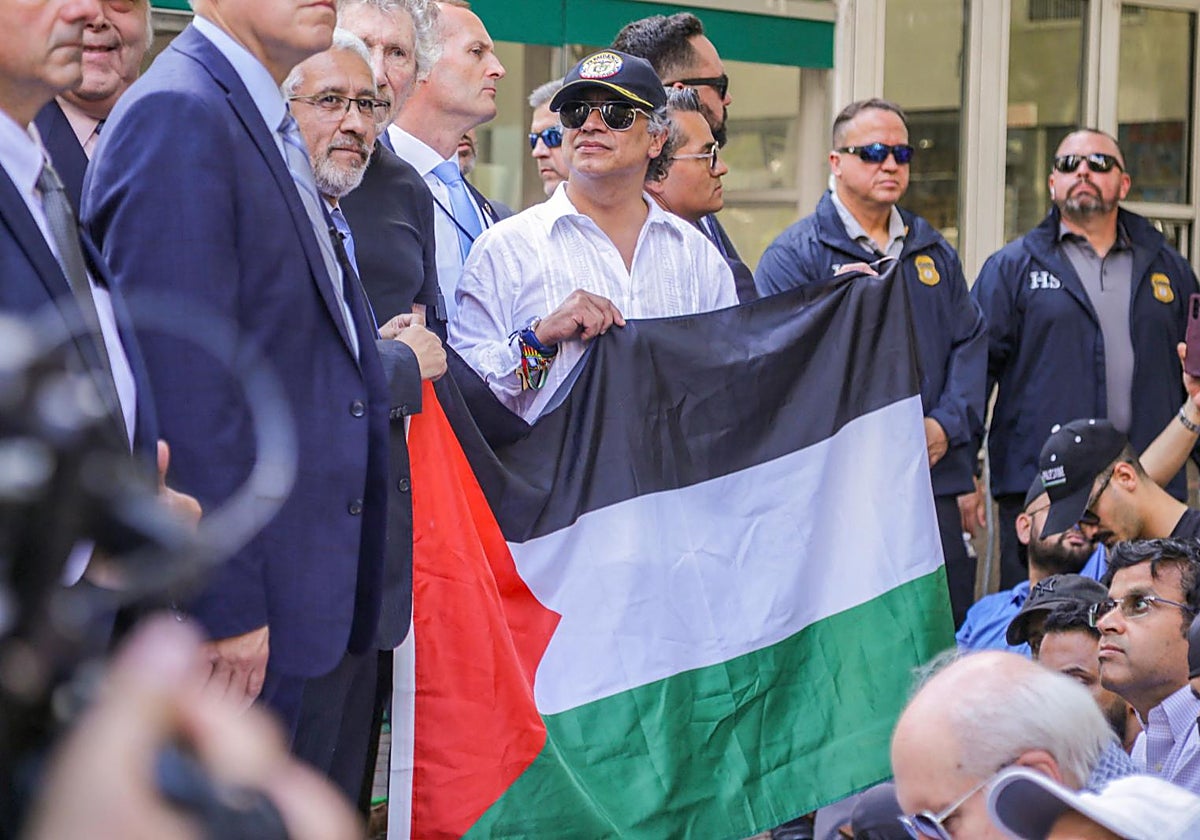 El presidente Petro, con gorra y gafas de sol, sostiene una bandera palestina la semana pasada en Nueva York