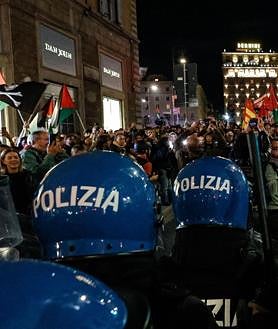 Imagen secundaria 2 - La gente grita «¡Huelga general, bloqueemos todo!» durante una manifestación en apoyo al pueblo palestino y a la Flotilla Global Sumud (GSF) en Roma, Italia
