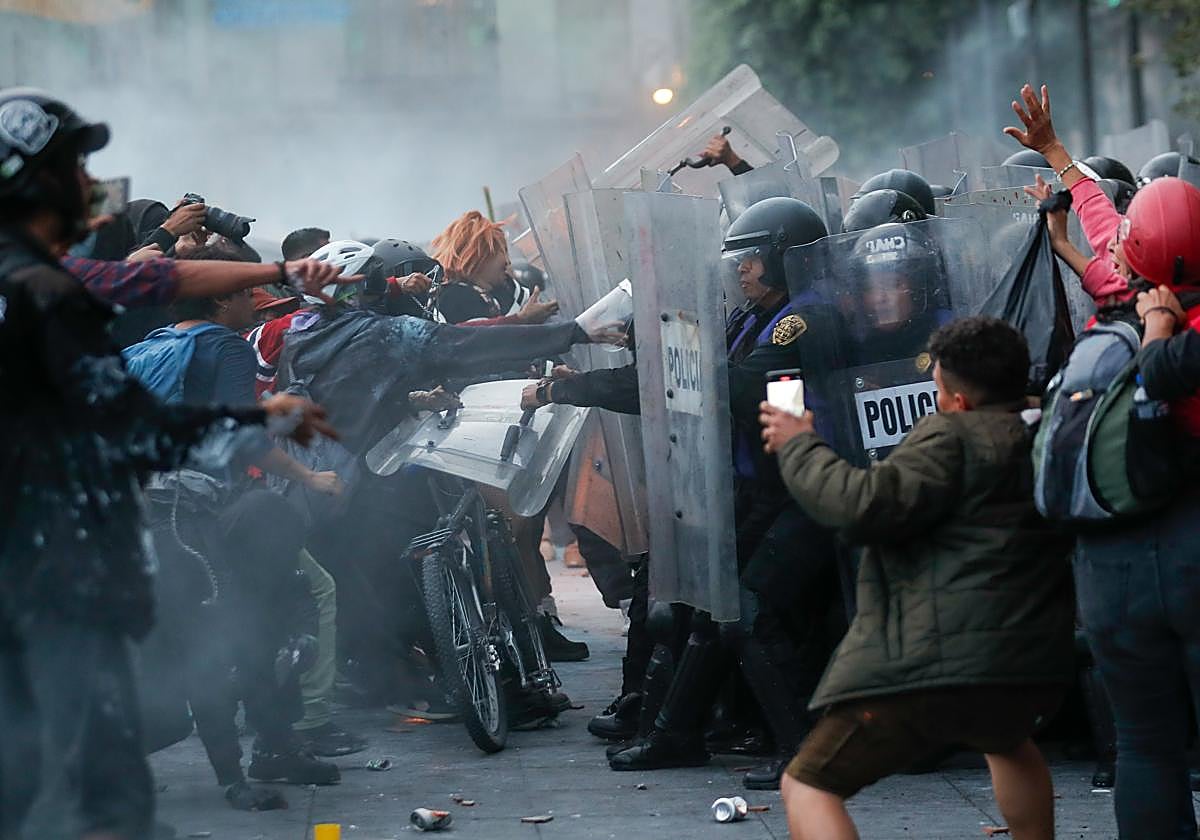 Manifestantes se enfrentan con la Policía de México.