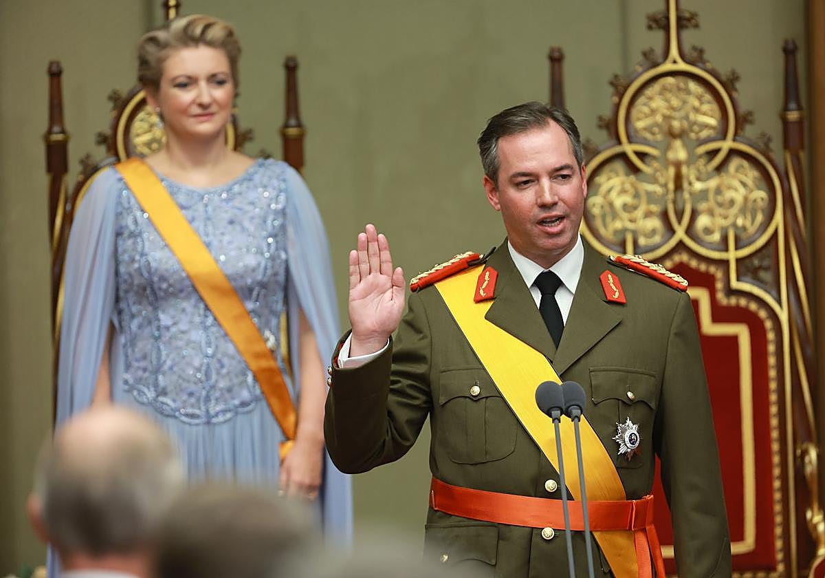 El Gran Duque Guillermo de Luxemburgo jurando el cargo en el Parlamento