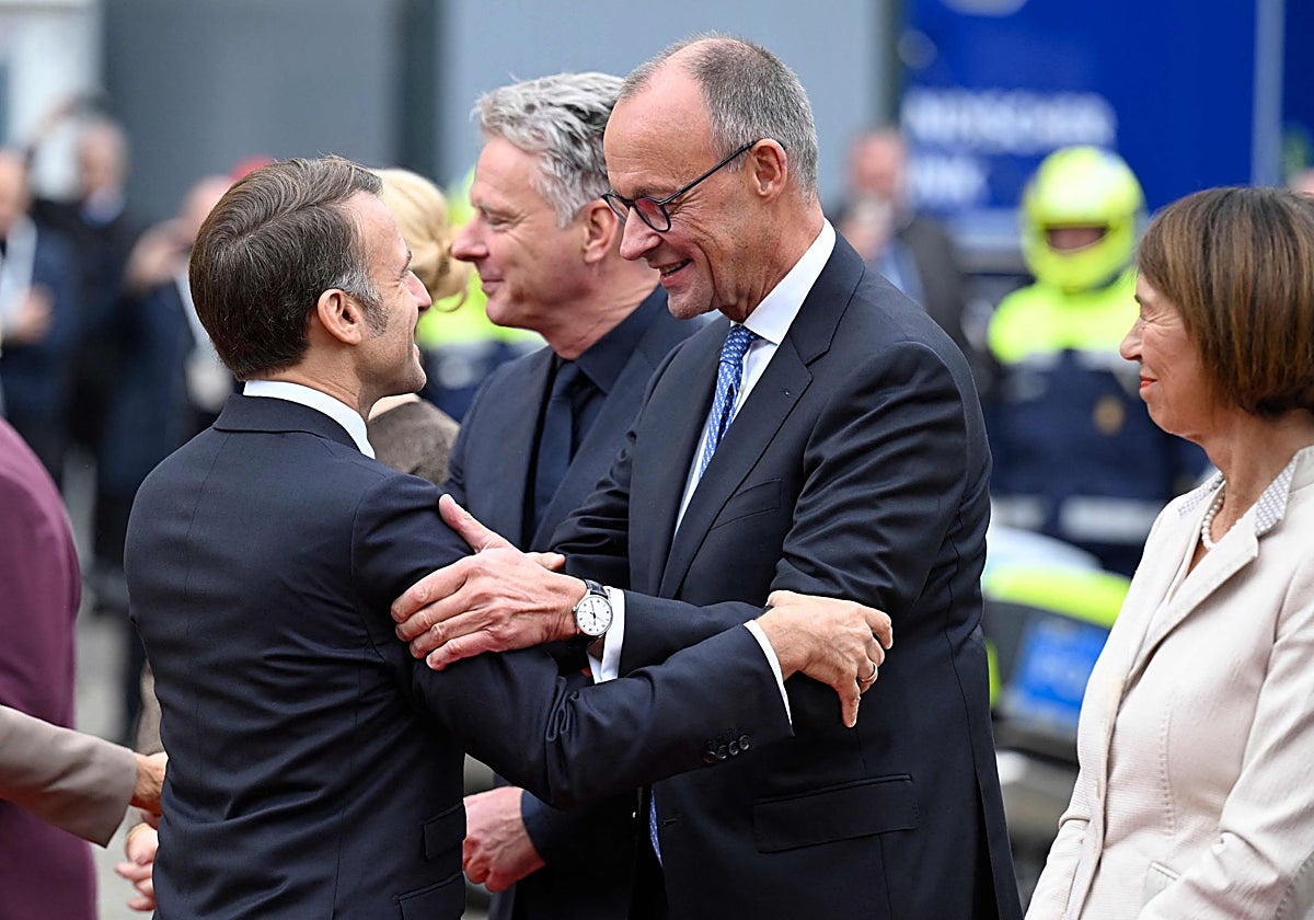 El canciller alemán, Friedrich Merz, junto a Macron, durante el discurso del 35 aniversario de la reunificación alemana