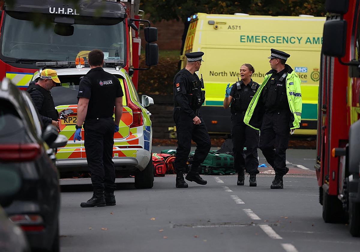 Personal de Emergencias trabaja en la zona donde se produjo el ataque contra la sinagoga en Mánchester.