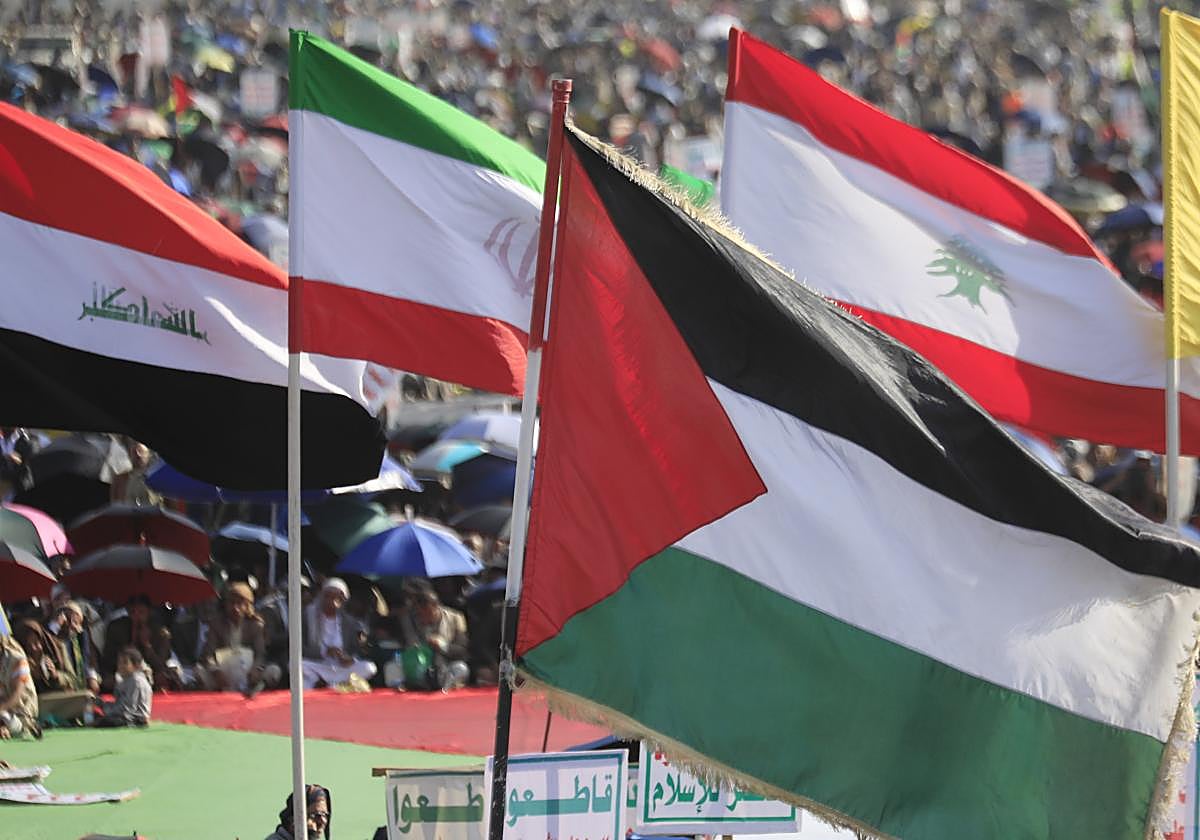 Banderas de Palestina e Irán, entre otras, en protestas pro-Gaza en Yemen