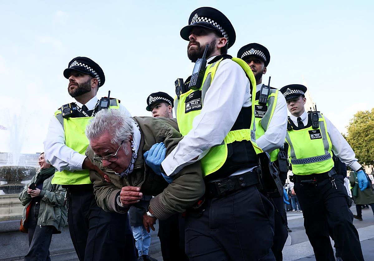 La Policía Metropolitana arresta a un hombre en Londres.