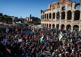 Profanación de la estatua de Juan Pablo II y vandalismo antisemita en las protestas a favor de Palestina y contra Meloni en Roma