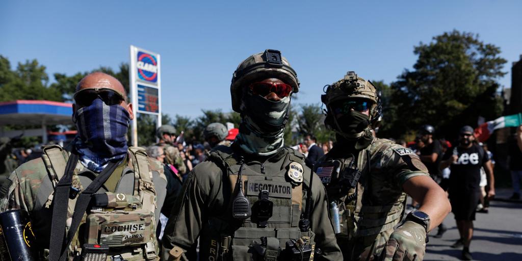 Trump autoriza el despliegue de 300 militares en Illinois, en medio de protestas contra la policía migratoria en Chicago