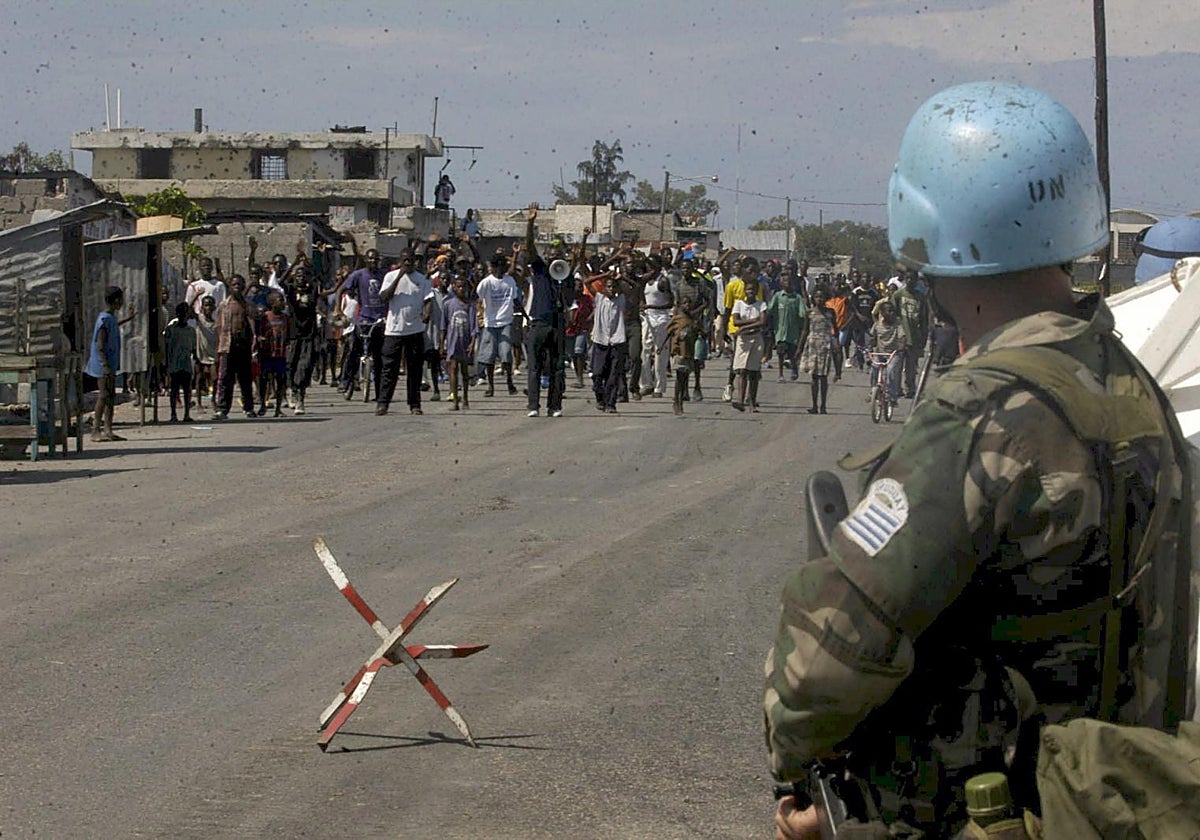 Un soldado de la Misión de Estabilización de las Naciones Unidas en Haití (MINUSTAH) patrullando en Puerto Príncipe, en 2007