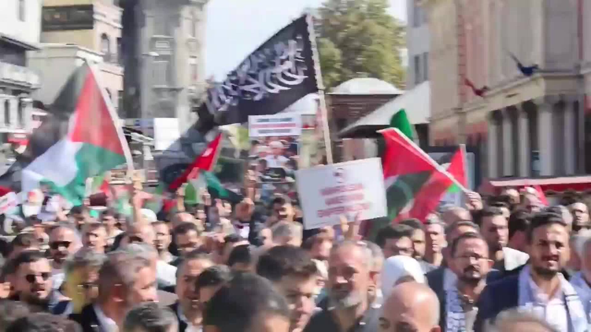 Cientos de personas se manifiestan en Estambul en solidaridad con el pueblo palestino
