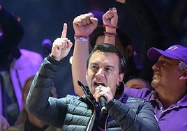 Noboa  adelanta el bono navideño a los funcionarios y rebaja el IVA de cara al referéndum de noviembre