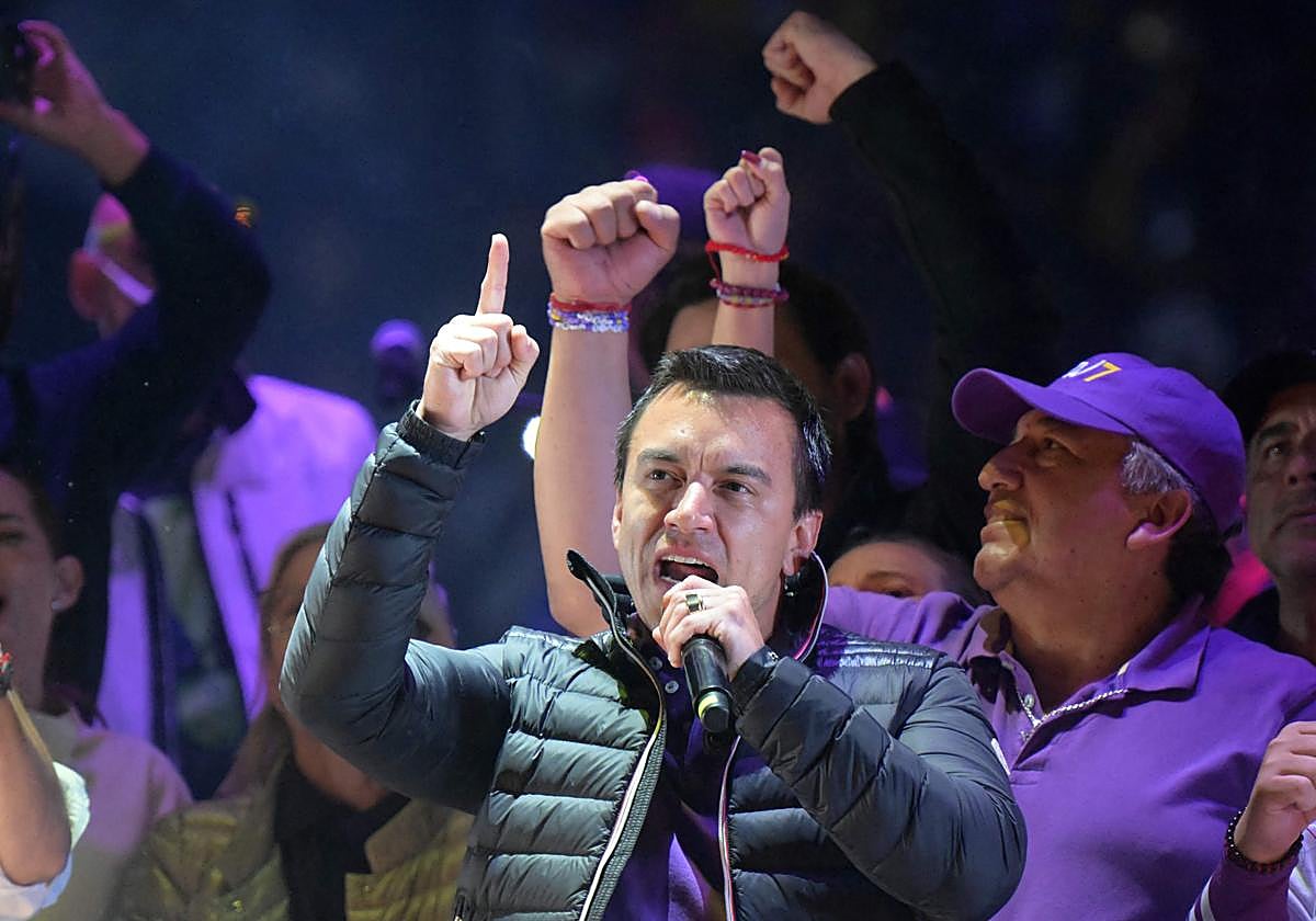 El presidente y candidato presidencial de Ecuador, Daniel Noboa, hace un gesto mientras habla con sus partidarios durante su mitin de cierre de campaña en la Plaza de Toros de Quito