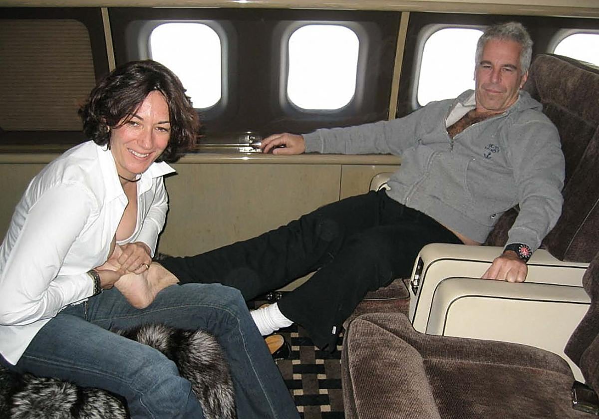 Ghislaine Maxwell, junto a Jeffrey Epstein en un vuelo.