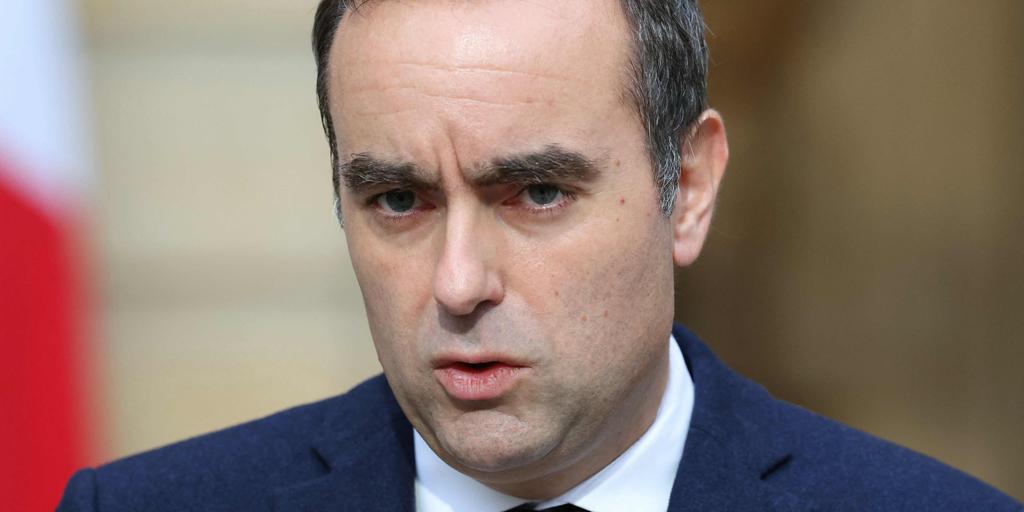 El primer ministro de Francia presenta su dimisión tras menos de un mes de mandato