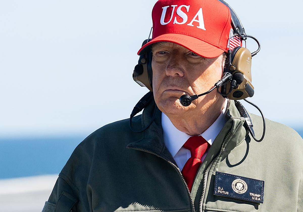 El presidente de Estados Unidos, Donald Trump, visita el portaaviones USS George H.W. Bush, que se encuentra en el mar cerca de Norfolk, Virginia