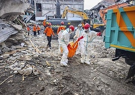 Aumentan a 55 los muertos por el derrumbe de una escuela en Indonesia