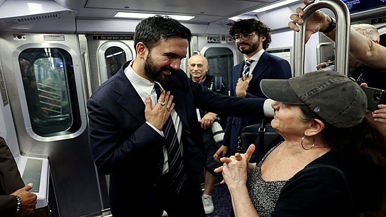 Así es 'Zohran Mamdani, el improbable': musulmán, socialista y a punto de ser alcalde de Nueva York