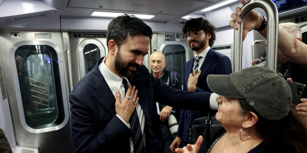 Así es 'Zohran Mamdani, el improbable': musulmán, socialista y a punto de ser alcalde de Nueva York