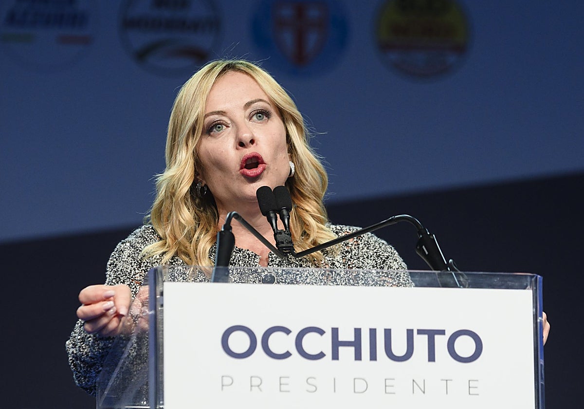 Meloni habla durante un mitin electoral en apoyo a Roberto Occhiuto, antes de ser reelegido para la presidencia de la Región de Calabria