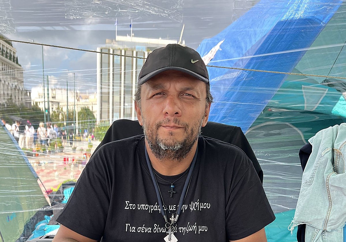 Panos Routsi, padre de Denis, durante su huelga de hambre