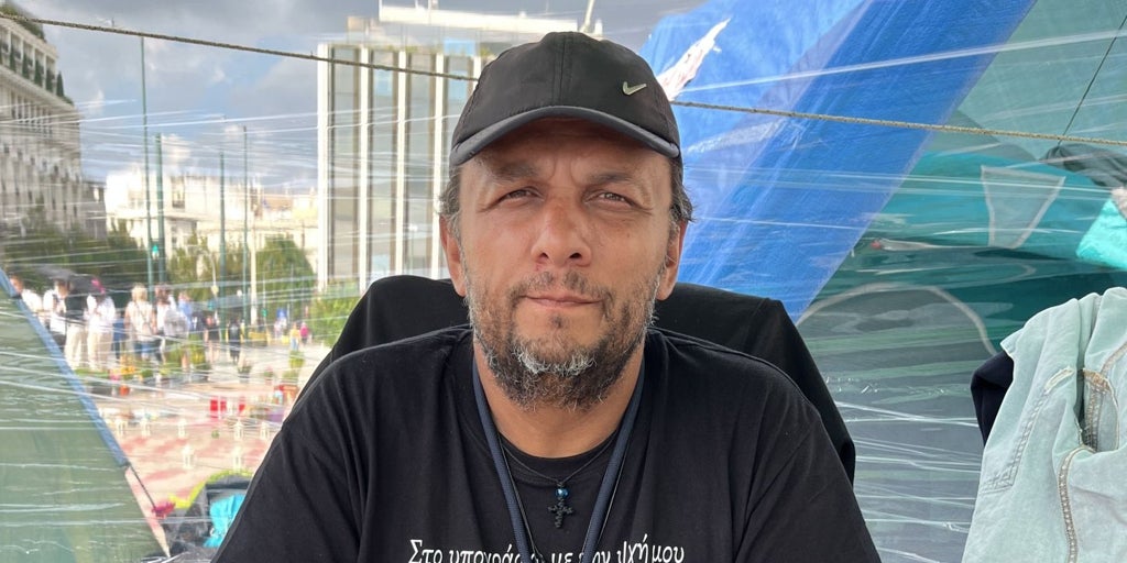 Victoria del padre griego que lucha por la exhumación de su hijo