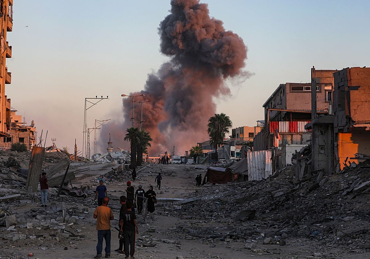 Se eleva una columna de humo cerca de la Universidad Islámica tras los ataques aéreos israelíes durante una operación militar en Ciudad de Gaza, este martes