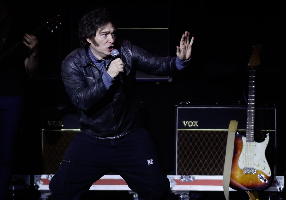 El presidente argentino Javier Milei canta durante el acto en Buenos Aires