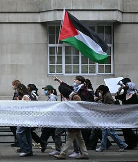Imagen secundaria 2 - Las protestas propalestinas se extendieron desde la capital alemana a la británica. En los Países Bajos, se arrojó pintura roja contra el Palacio Real de Ámsterdam