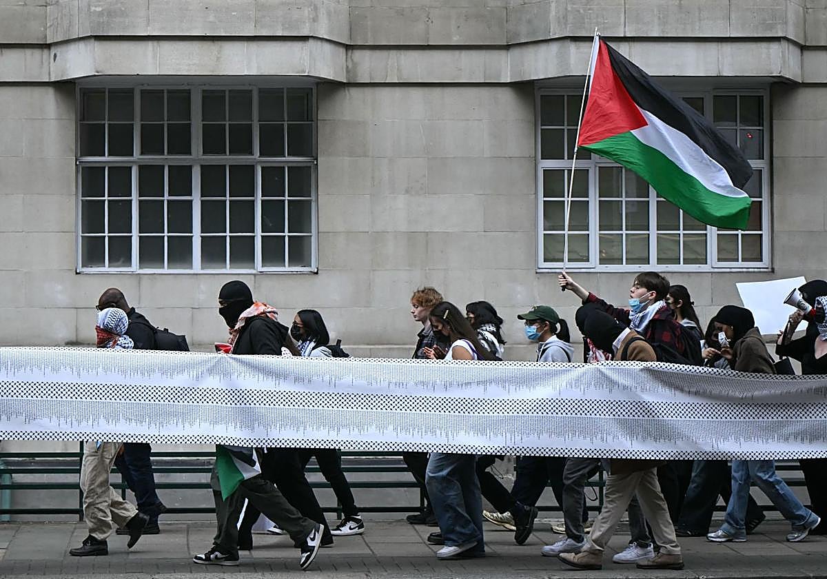 Un grupo de estudiantes participa en una protesta propalestina en Londres