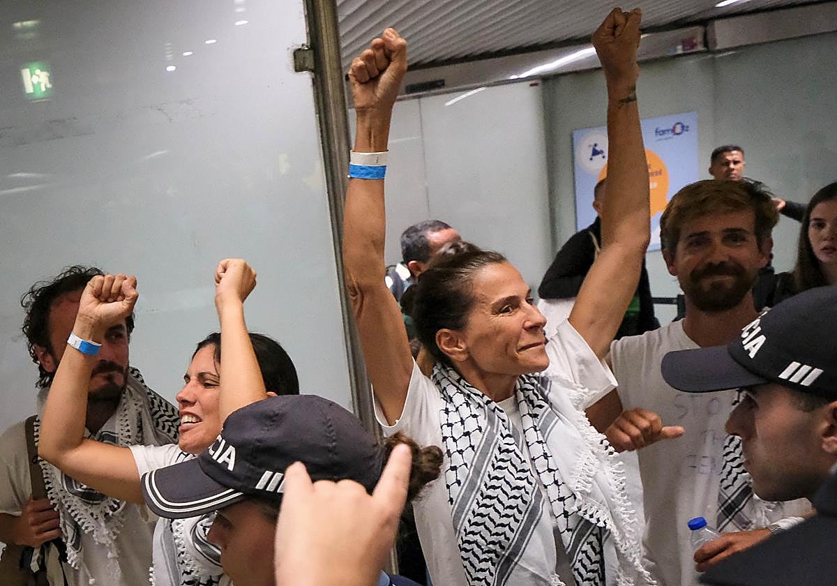 Los repatriados portugueses de la Flotilla, tras aterrizar en Lisboa.