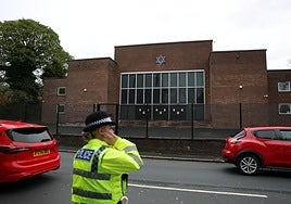 El autor del atentado en una sinagoga en Mánchester juró lealtad al Estado Islámico en una llamada a la Policía